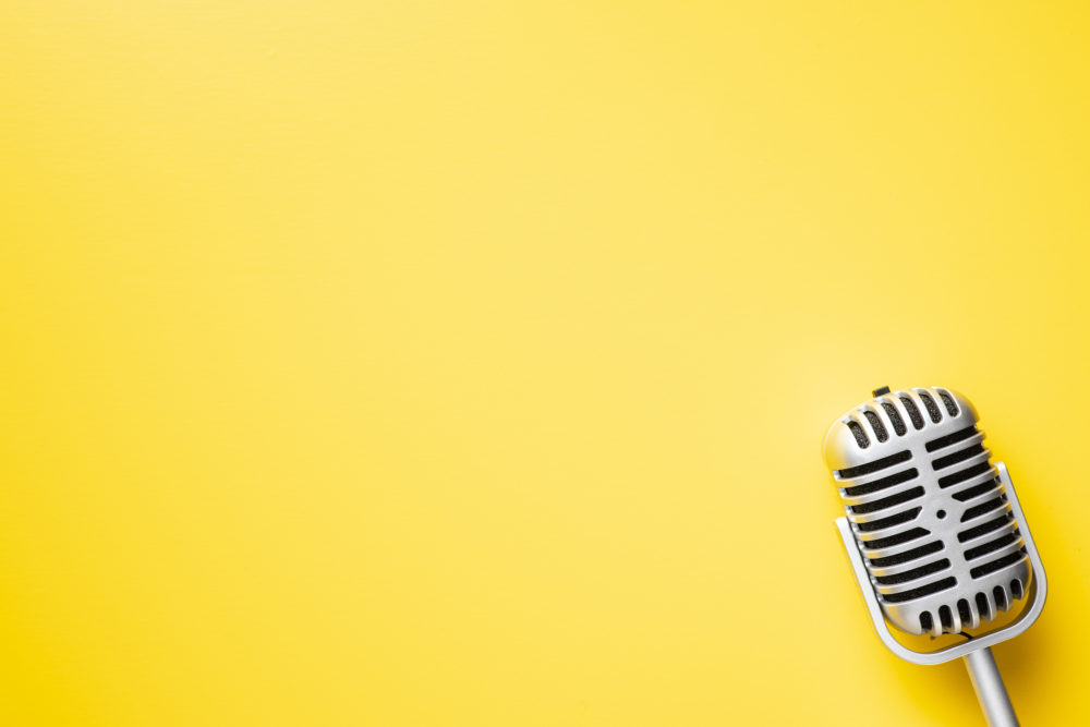 Retromikrofon vor gelben Hintergrund
